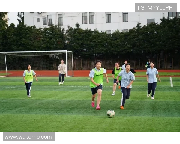 玲玲足球：小女孩的梦想与奋斗，追逐绿茵场上的荣耀与友谊